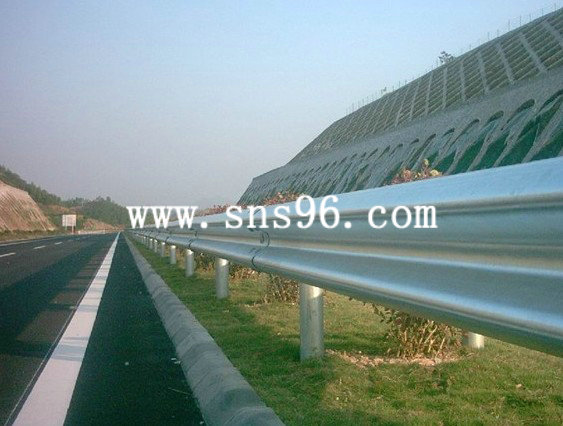 高速公路防撞護(hù)欄-美觀大方，保護(hù)能力強(qiáng)！
